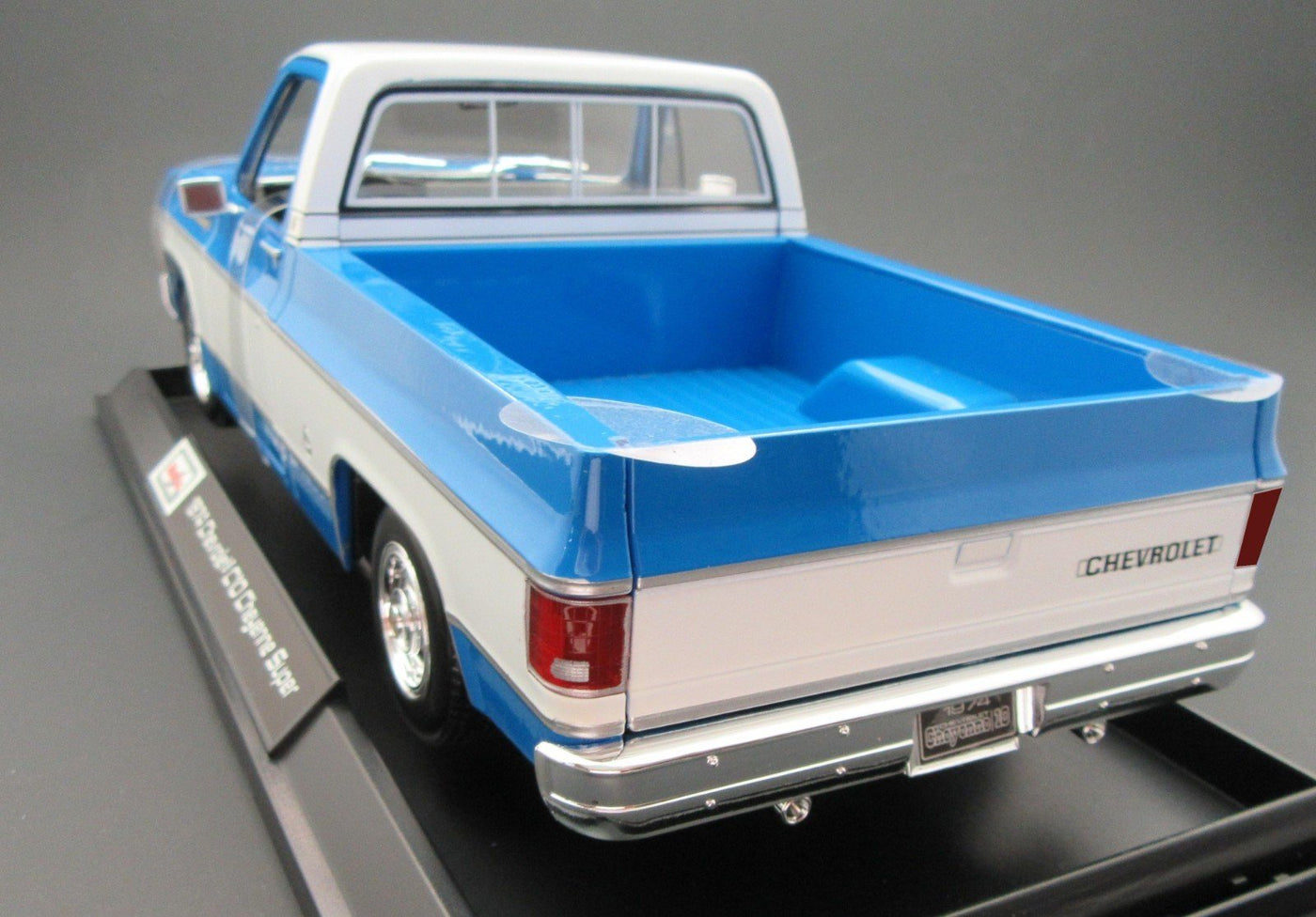 1974 Chevrolet C10 Cheyenne Super ~ Blue & White ~ 1:18 ~ Die Cast ~ Maisto