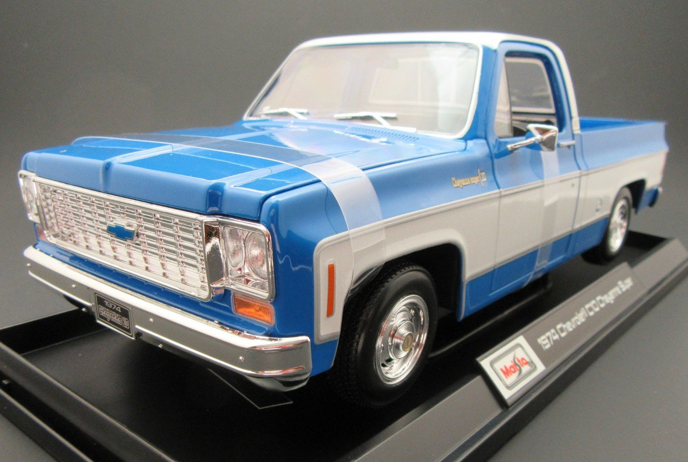 1974 Chevrolet C10 Cheyenne Super ~ Blue & White ~ 1:18 ~ Die Cast ~ Maisto