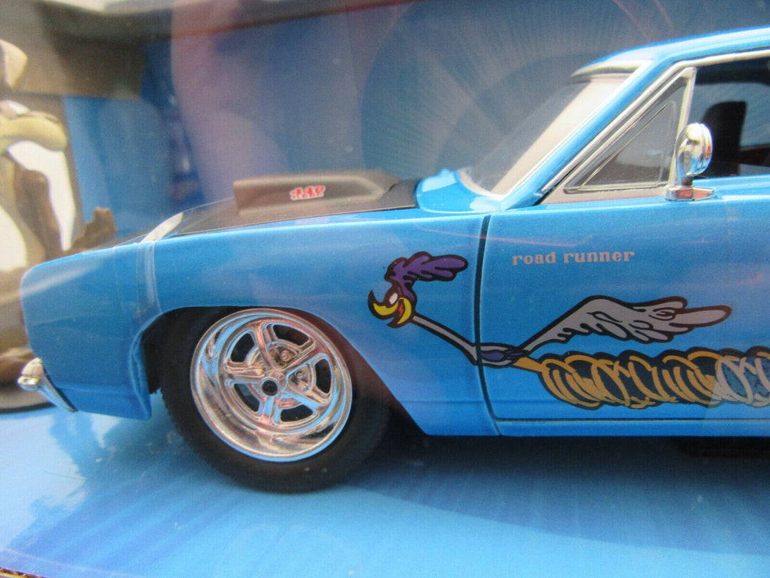 Wile E. Coyote & 1970 Plymouth Road Runner ~ Die Cast ~ Looney